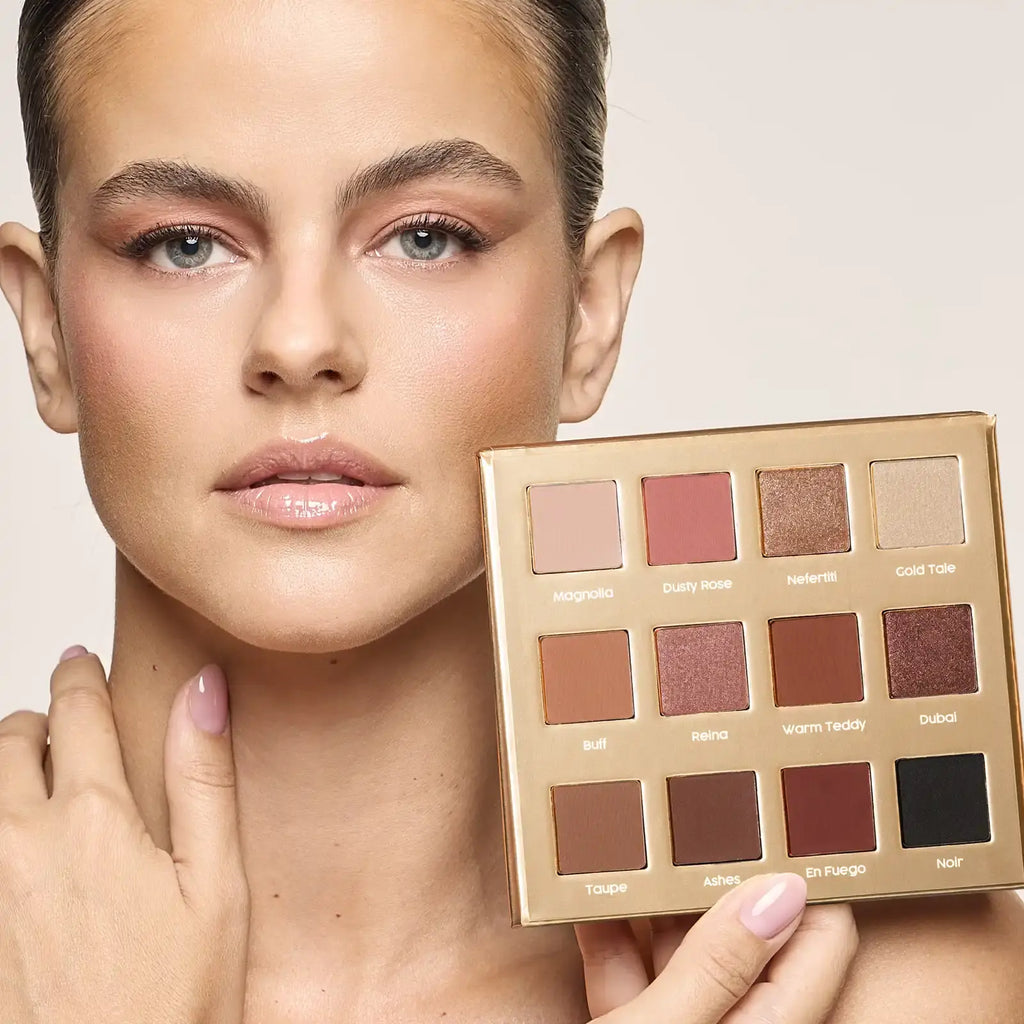 Fargeprøver av de 12 øyenskyggene i Glam Up-paletten på to armer