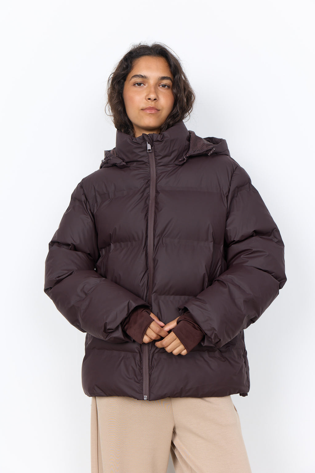Modell med mørk brun Henrietta 1 jakke og beige bukser