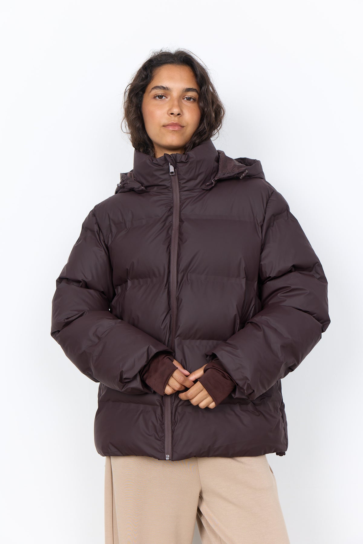 Modell med mørk brun Henrietta 1 jakke og beige bukser