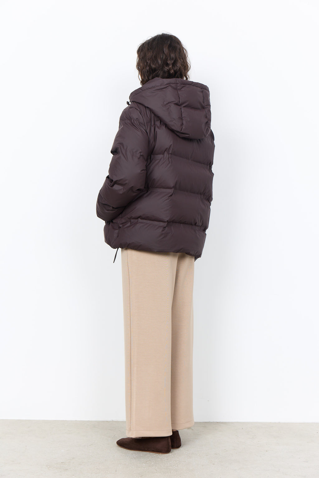 Henrietta 1 jakke sett bakfra på modell