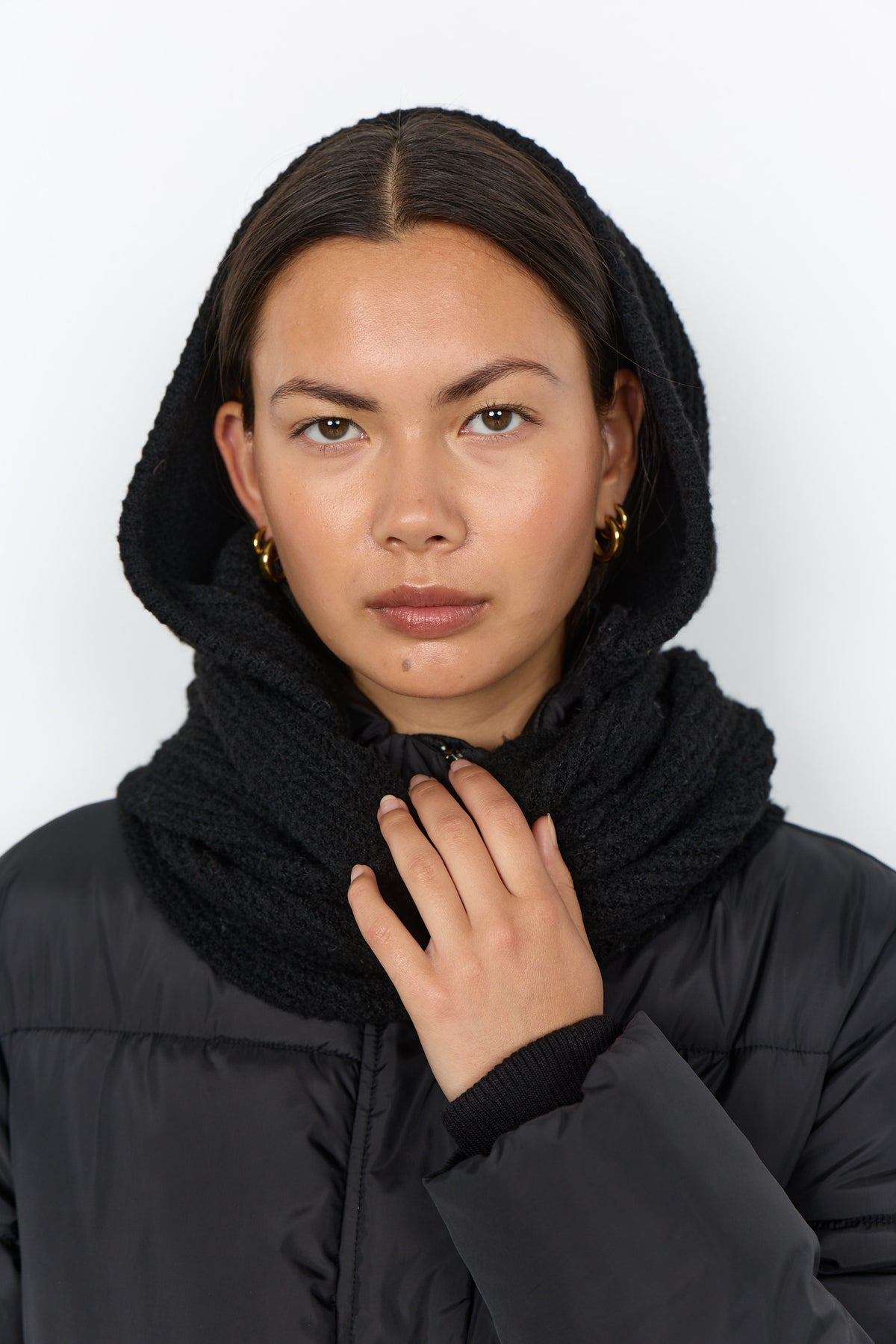 Modell med sort Hansa 1 hetteskjerf