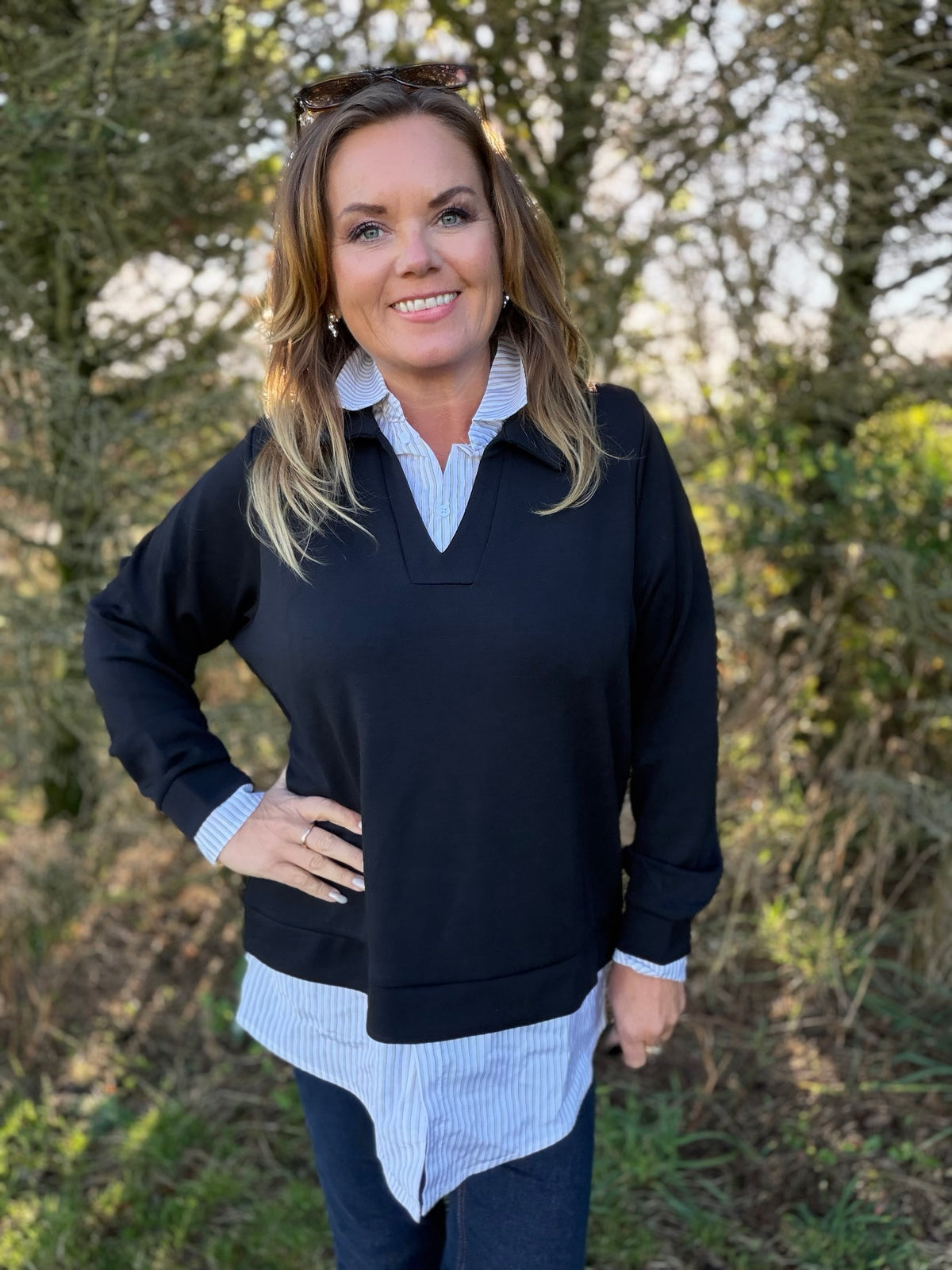 Banu 336 bluse med V-hals og skjortedetaljer – Sort – Soyaconcept
