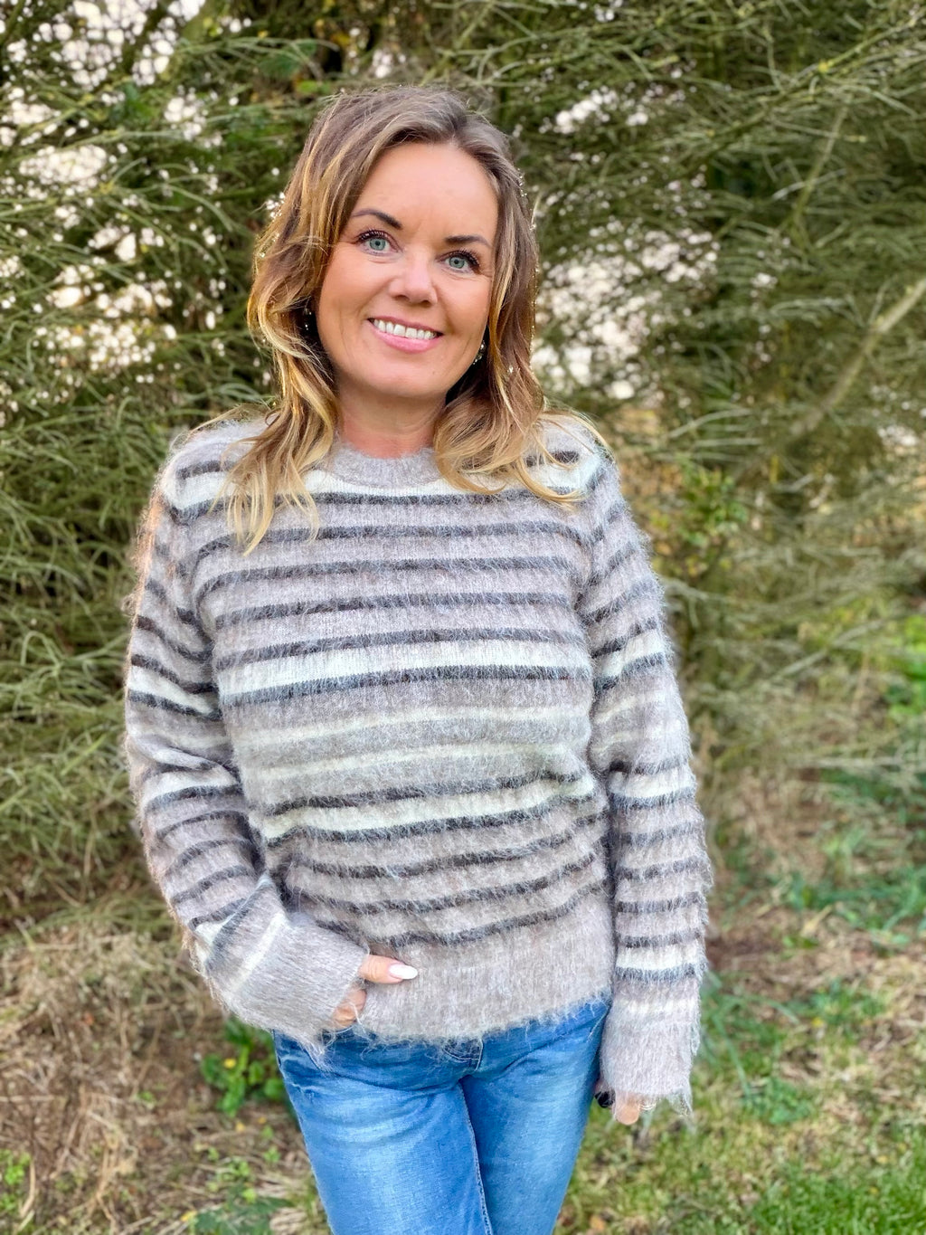 Lippi pullover fra Freequent – gråbeige stripet
