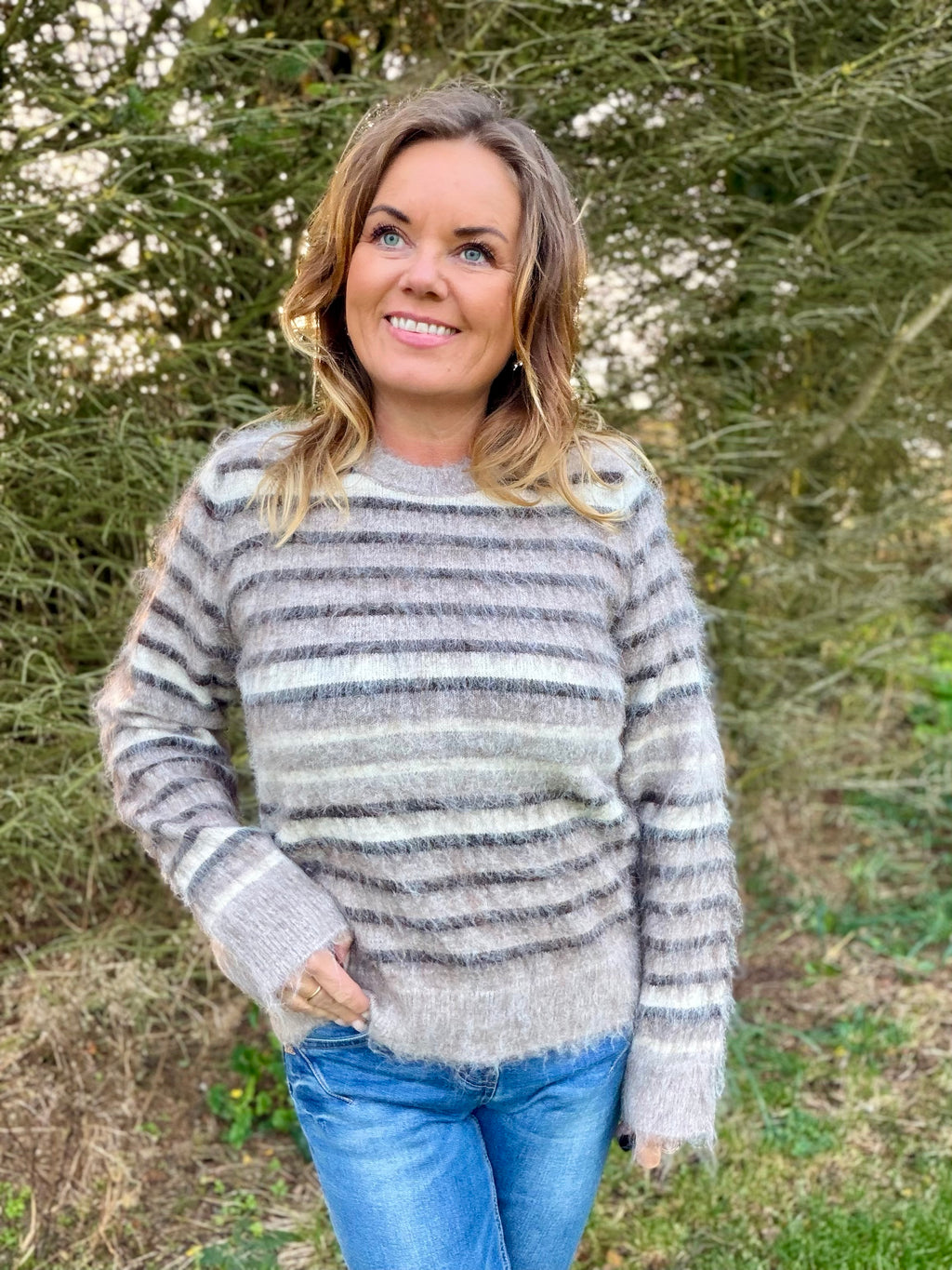 Lippi pullover fra Freequent – gråbeige stripet