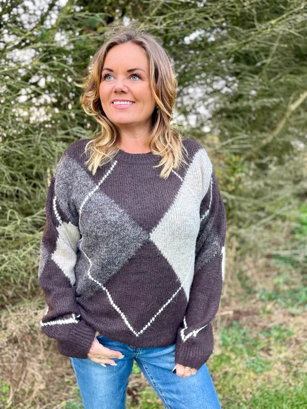 Grslulu pullover fra Freequent – brun/beige mønster