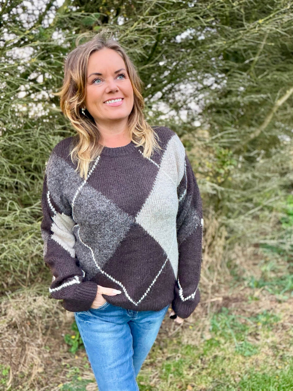 Grslulu pullover fra Freequent – brun/beige mønster
