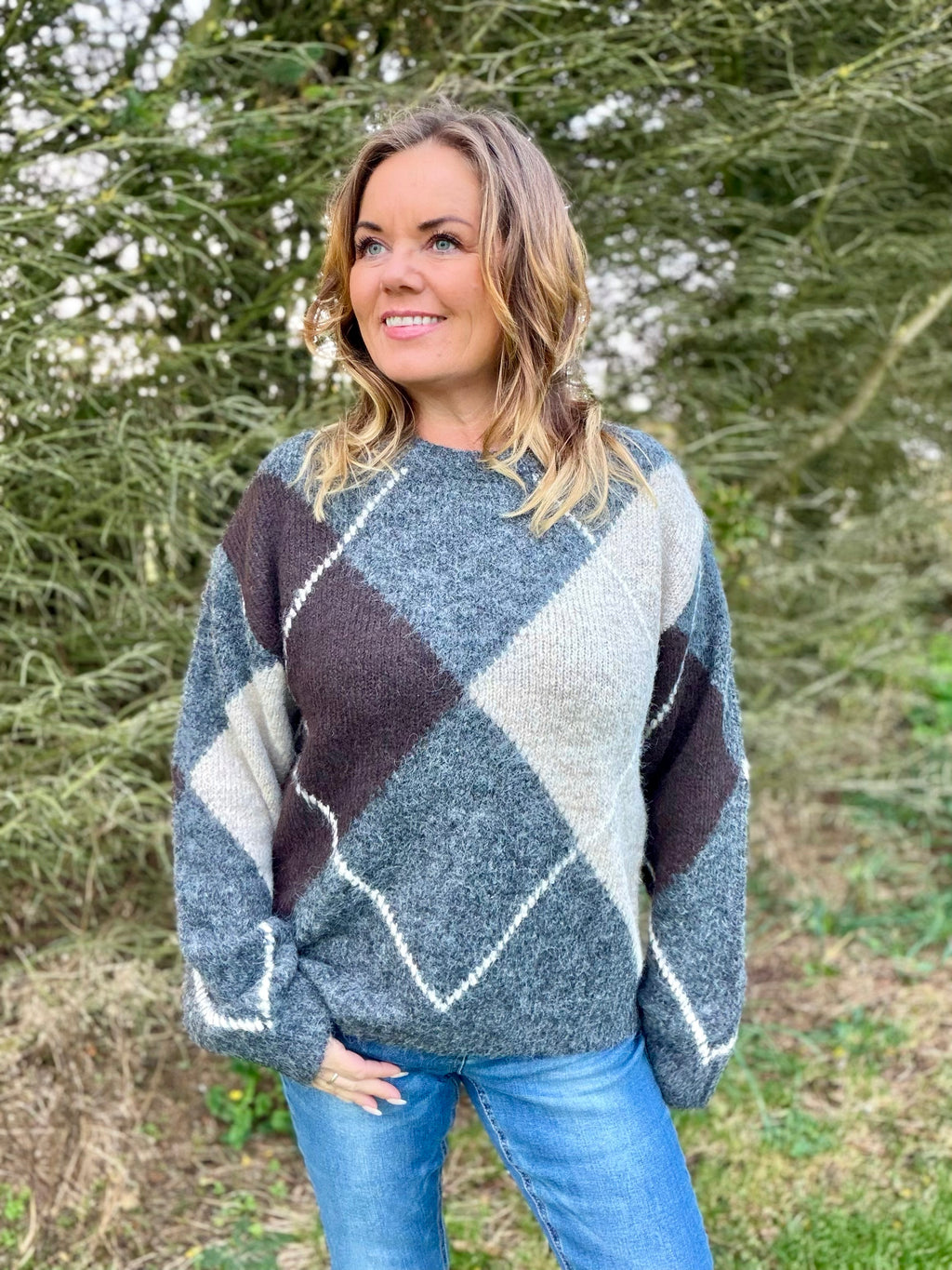 Grslulu pullover fra Freequent – mørk grå/brunt mønster