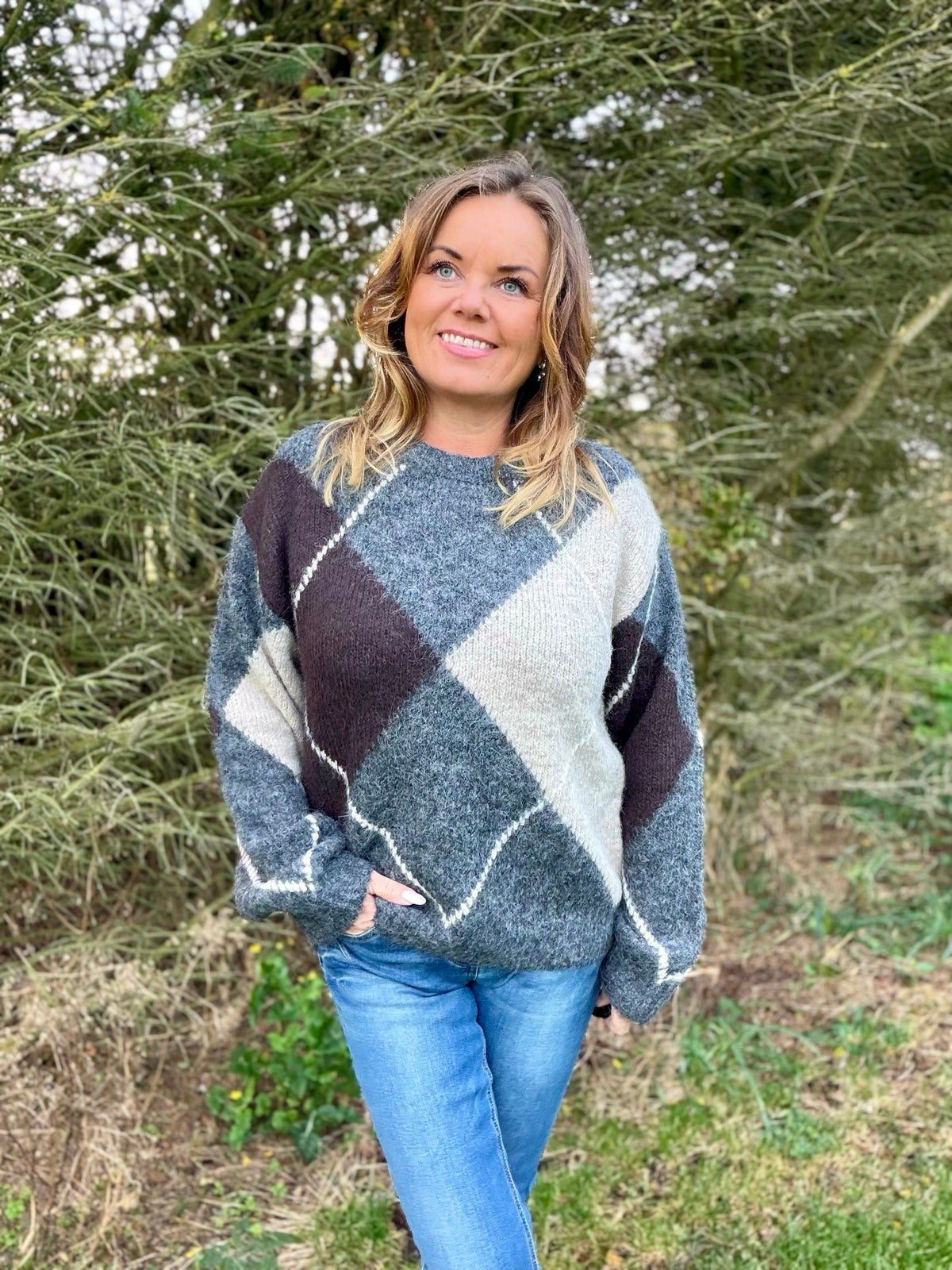 Grslulu pullover fra Freequent – mørk grå/brunt mønster
