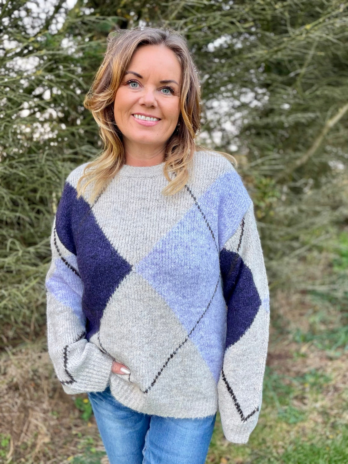 Grslulu pullover fra Freequent – beige/lilla mønster