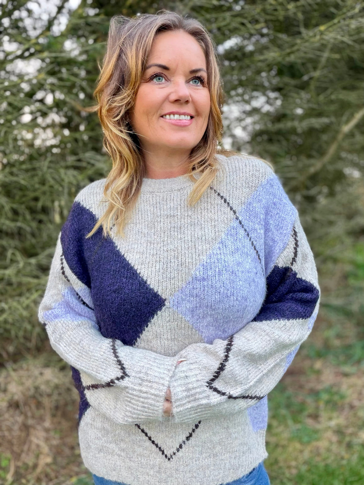 Grslulu pullover fra Freequent – beige/lilla mønster