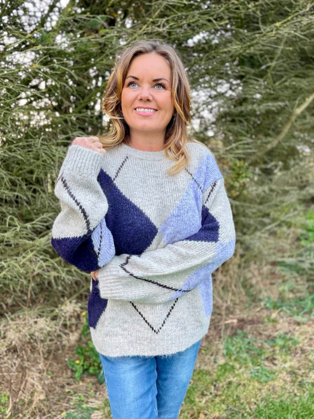 Grslulu pullover fra Freequent – beige/lilla mønster