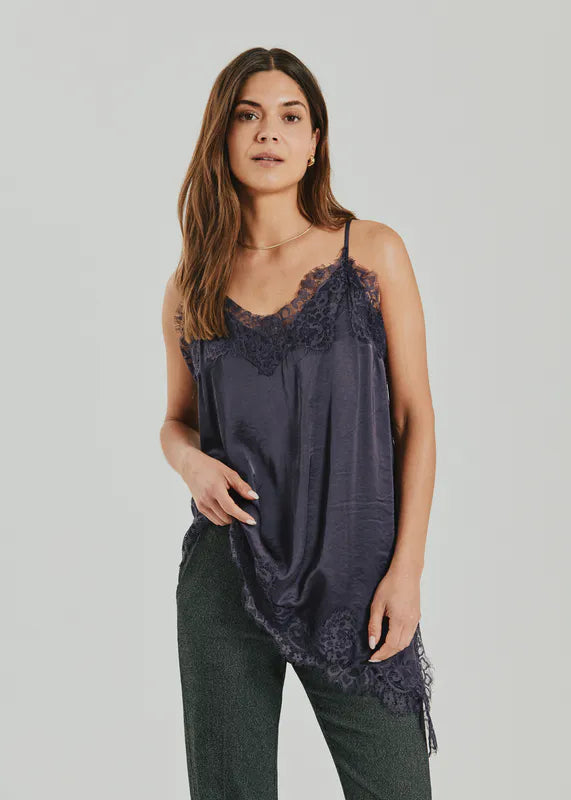 Dove topp med blondekant – Nightshade – Freequent