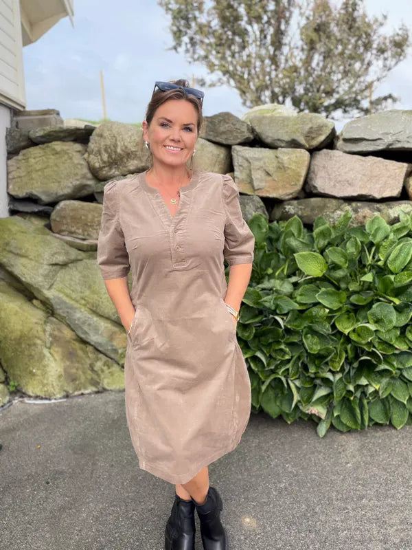 Olana kjole – Desert Taupe – Freequent