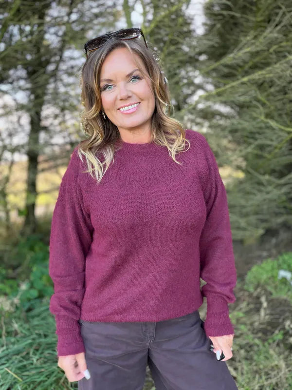 Junah Pointelle genser fra Cream – Cabaret Red