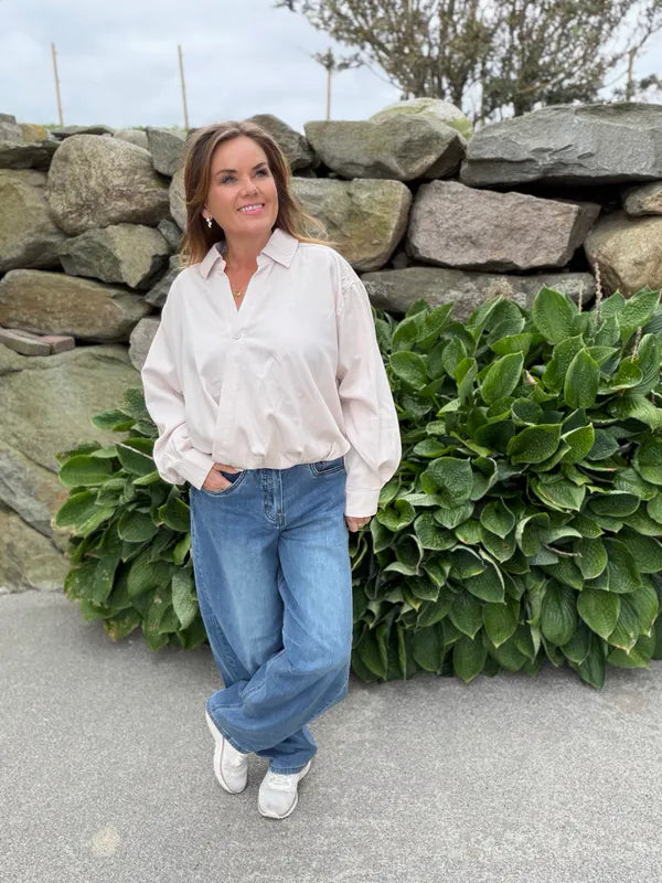 Joana bluse med omslagslook – Lys – Freequent