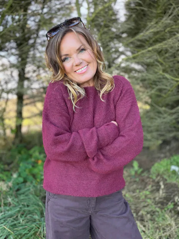 Junah Pointelle genser fra Cream – Cabaret Red