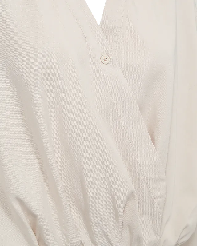 Joana bluse med omslagslook – Lys – Freequent