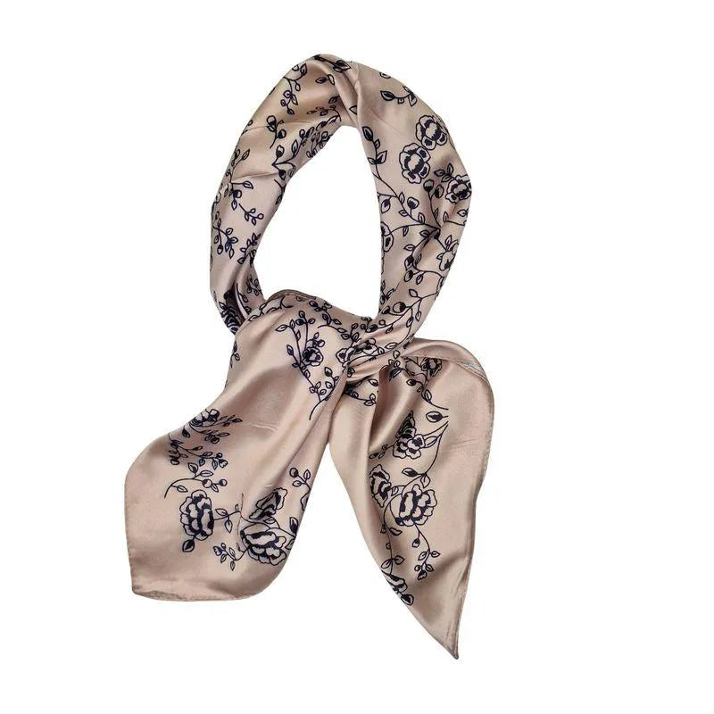 Lite beige skjerf fra Diz med mørkt blomstermønster og silkelook